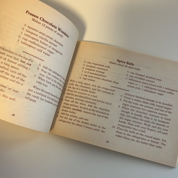 VINTAGE The Chocolate Cookbook, by Marcy and Michael Mager. Scholastic Inc. 1977 - Picture 7 of 7